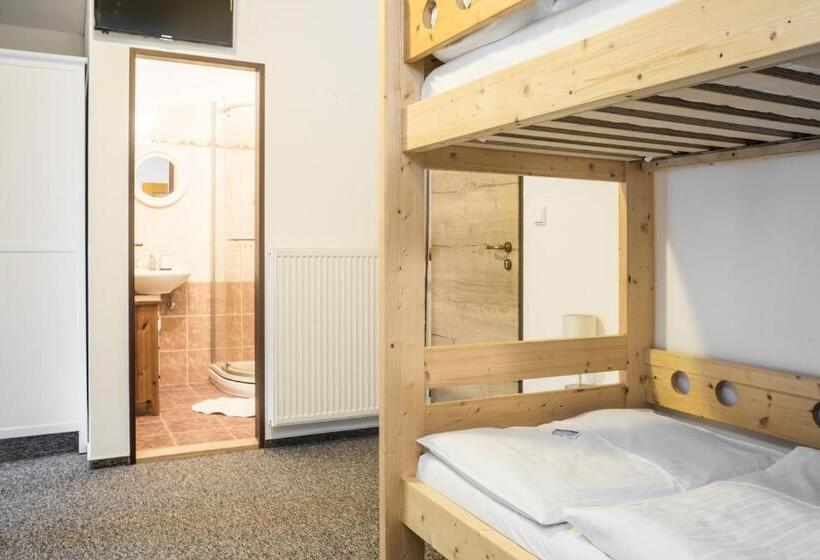 غرفة قياسية رباعية, Konopiště Nová Myslivna