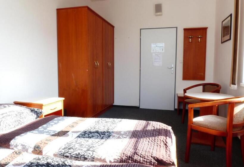 اتاق استاندارد یک تخته با سرویس بهداشتی مشترک, Ubytovani Rico