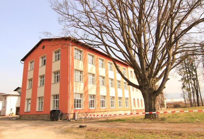 اتاق استاندارد چهارنفره با سرویس بهداشتی مشترک, Ubytovani Rico