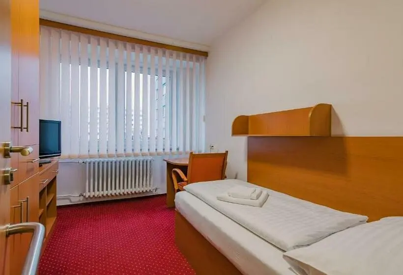 Standard Yhden Hengen Huone, Garni Všb