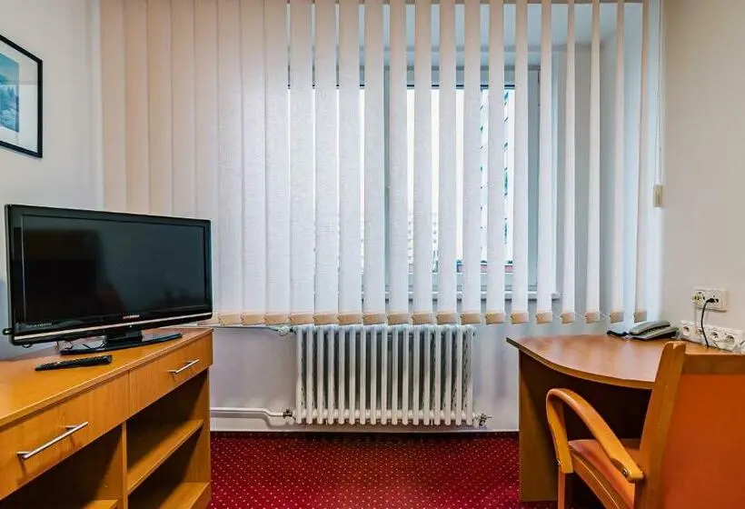 Standard Yhden Hengen Huone, Garni Všb