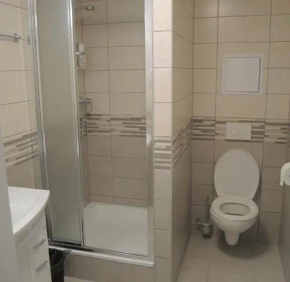 Deluxe Yhden Hengen Huone, Garni Všb