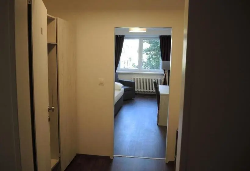 Deluxe Yhden Hengen Huone, Garni Všb