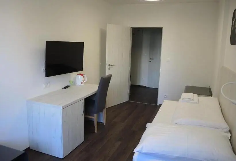 Deluxe Yhden Hengen Huone, Garni Všb