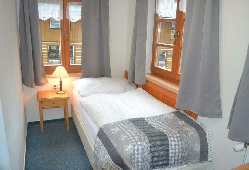 اتاق استاندارد سه نفره, Hvezda