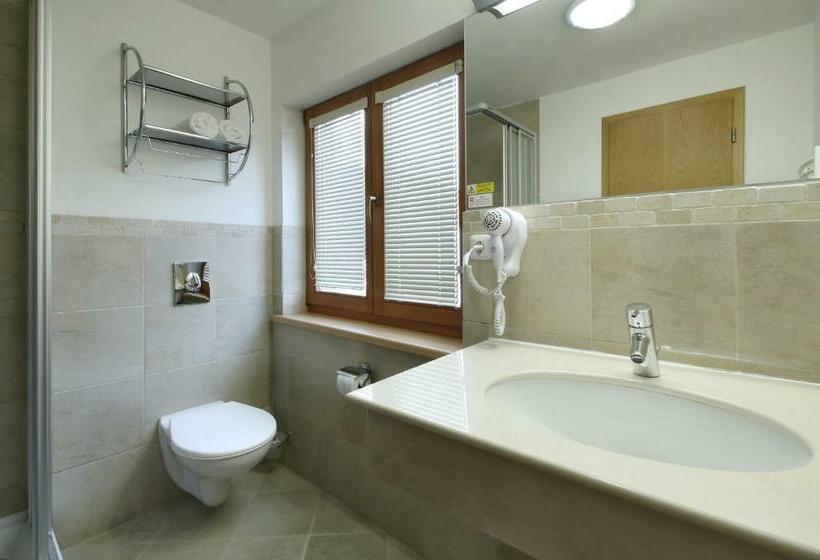 اتاق استاندارد سه نفره, Hvezda