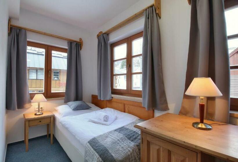 اتاق استاندارد سه نفره, Hvezda