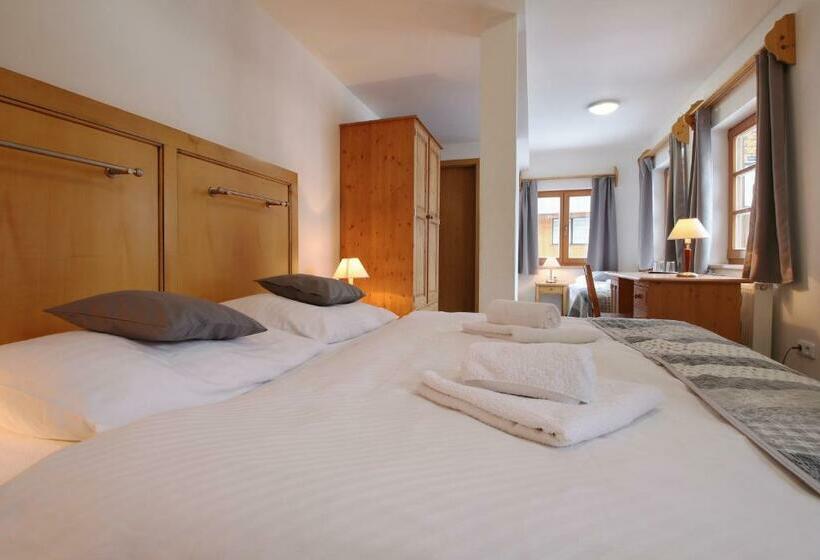 اتاق استاندارد سه نفره, Hvezda