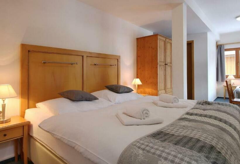 اتاق استاندارد سه نفره, Hvezda