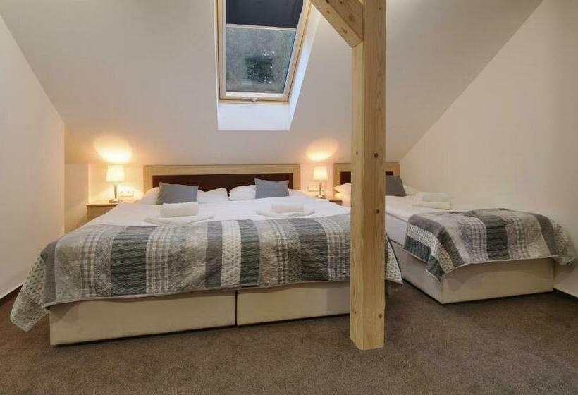 اتاق استاندارد سه نفره, Hvezda