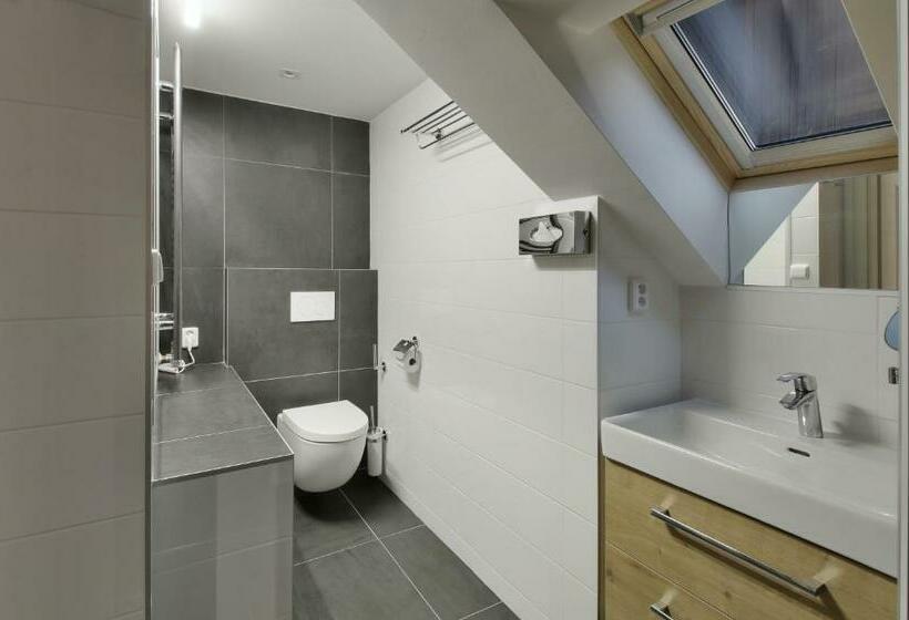 اتاق استاندارد سه نفره, Hvezda