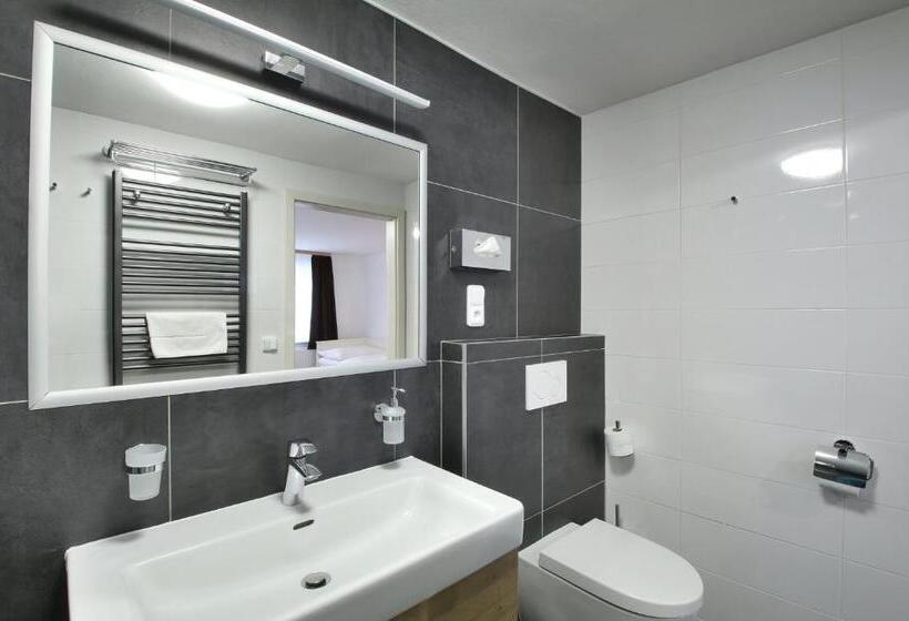 اتاق استاندارد چهار تخته, Hvezda