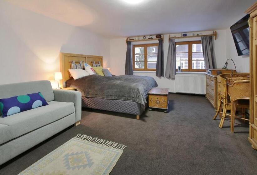 استودیوی استاندارد, Hvezda