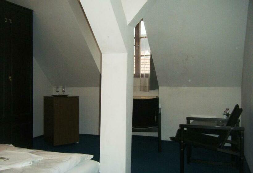 Номер Economy, Parkán