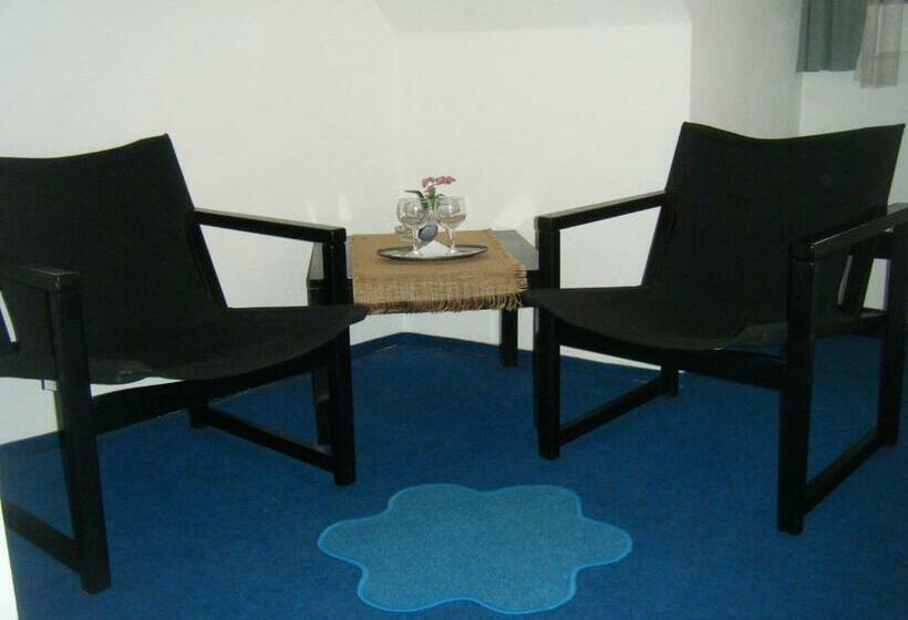 Номер Economy, Parkán