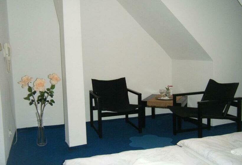 Номер Economy, Parkán