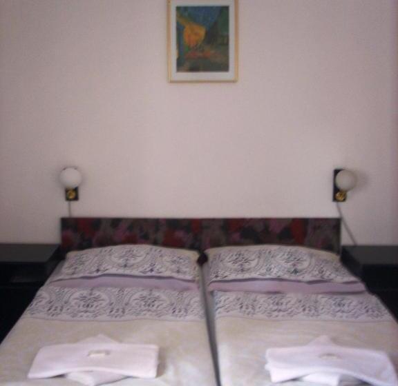 Номер Economy, Parkán