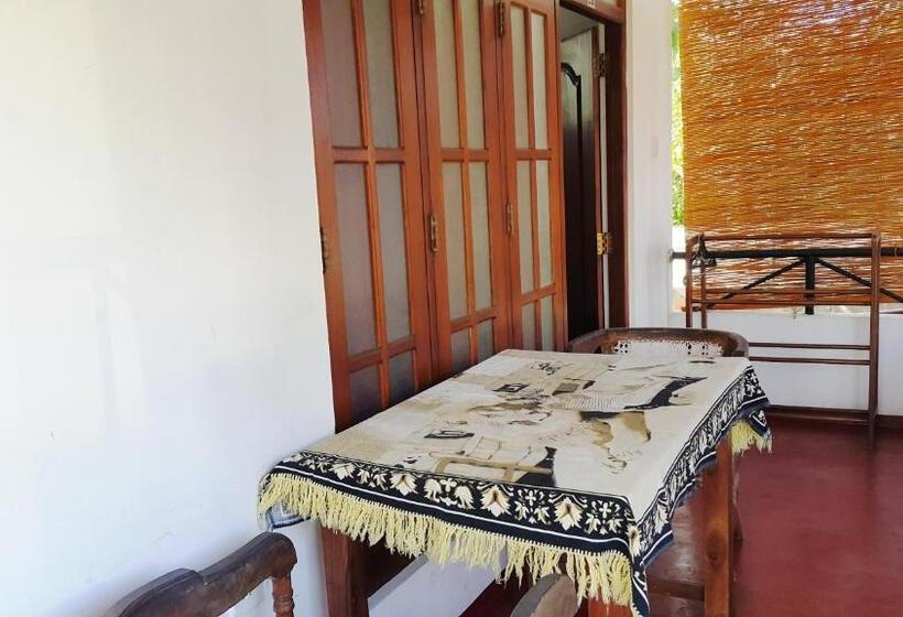 اتاق استاندارد سه تخته با بالکن, Pearl Resort Mirissa