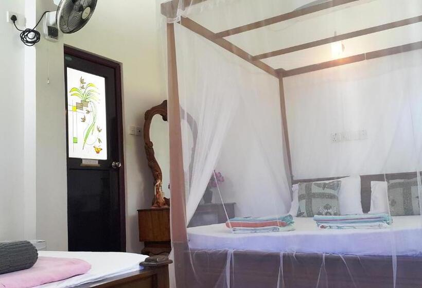 اتاق استاندارد سه تخته با بالکن, Pearl Resort Mirissa
