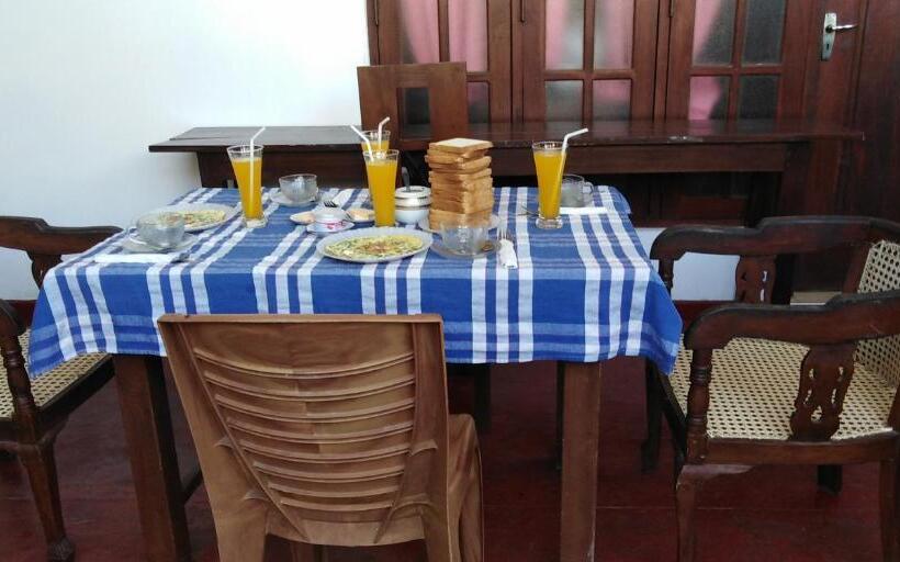 اتاق استاندارد سه تخته با بالکن, Pearl Resort Mirissa