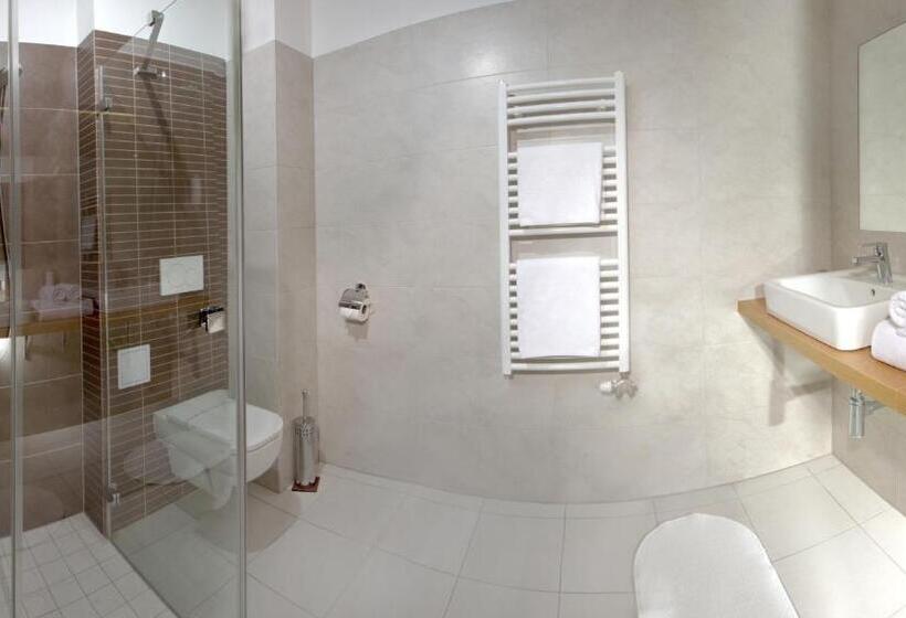 اتاق خانوادگی, Sareza