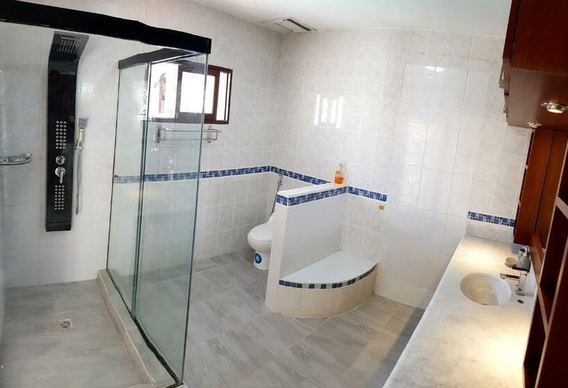 سوییت سوپریور, La Jara Hostel