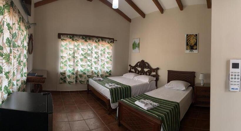 اتاق استاندارد سه تخته با چشمانداز استخر, La Jara Hostel