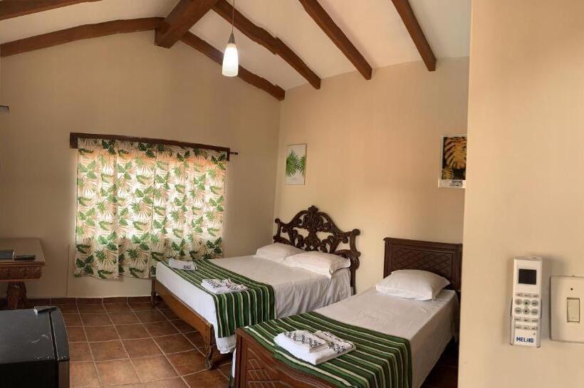 اتاق استاندارد سه تخته با چشمانداز استخر, La Jara Hostel