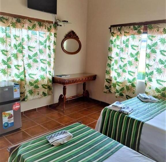 اتاق استاندارد سه تخته با چشمانداز استخر, La Jara Hostel