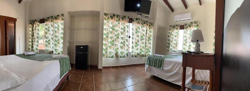 اتاق استاندارد چهارنفره با چشمانداز باغ, La Jara Hostel