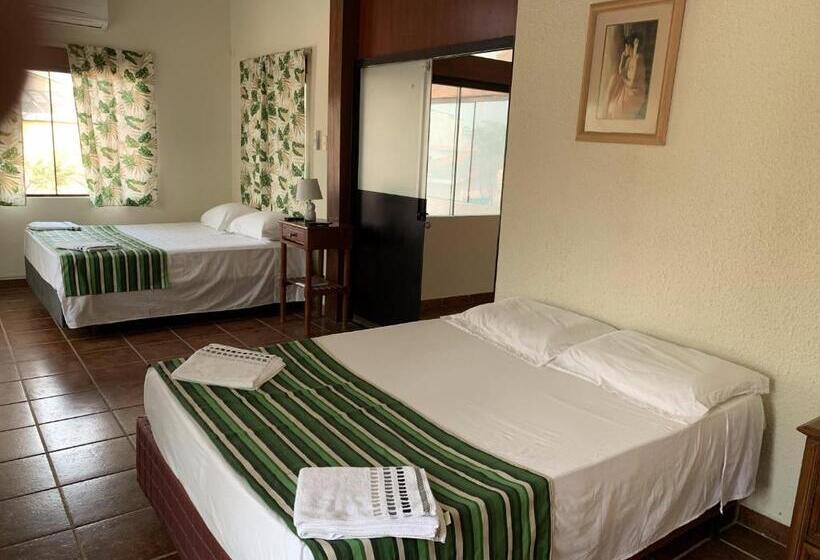 اتاق استاندارد چهارنفره با چشمانداز باغ, La Jara Hostel