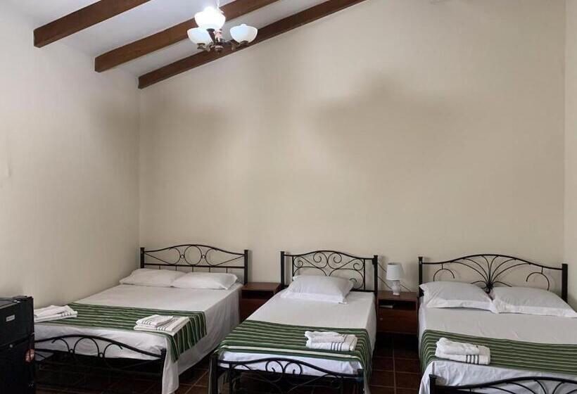 اتاق خانوادگی, La Jara Hostel