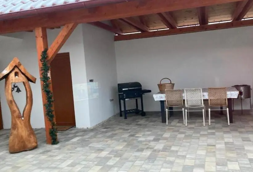 Talo 2 Makuuhuonetta, Motel Vega