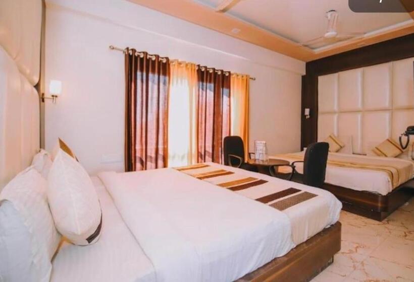 جناح عائلي, Mangal Residency Rooftop Pool