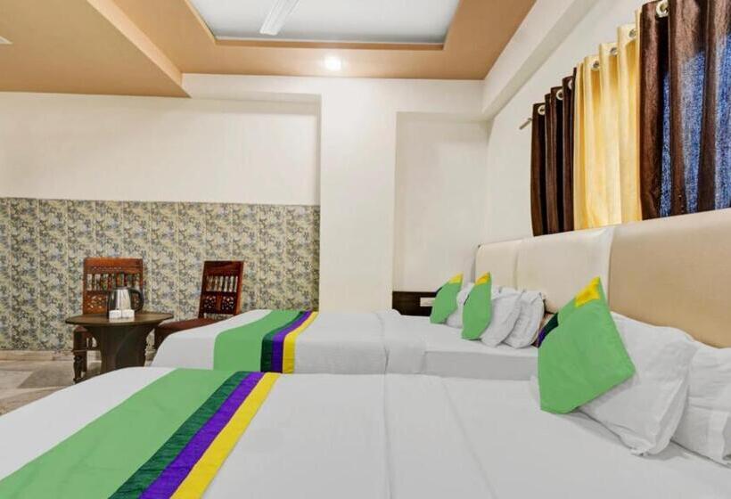 جناح عائلي, Mangal Residency Rooftop Pool