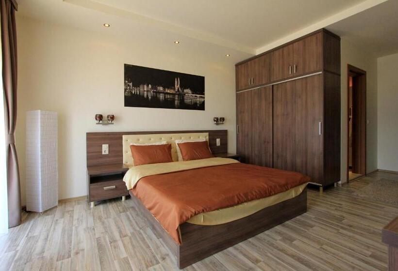اتاق لوکس با بالکن, La Villa