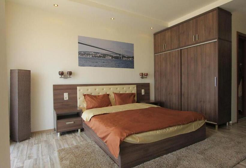 اتاق لوکس با بالکن, La Villa