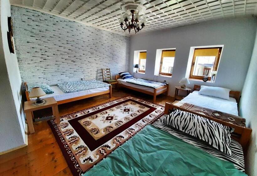 تختخواب در اتاق مشترک, Kulla Dula Guesthouse