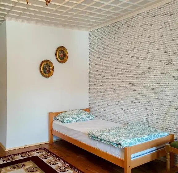 تختخواب در اتاق مشترک, Kulla Dula Guesthouse
