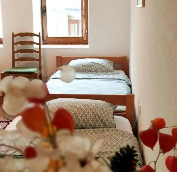 تختخواب در اتاق مشترک, Kulla Dula Guesthouse