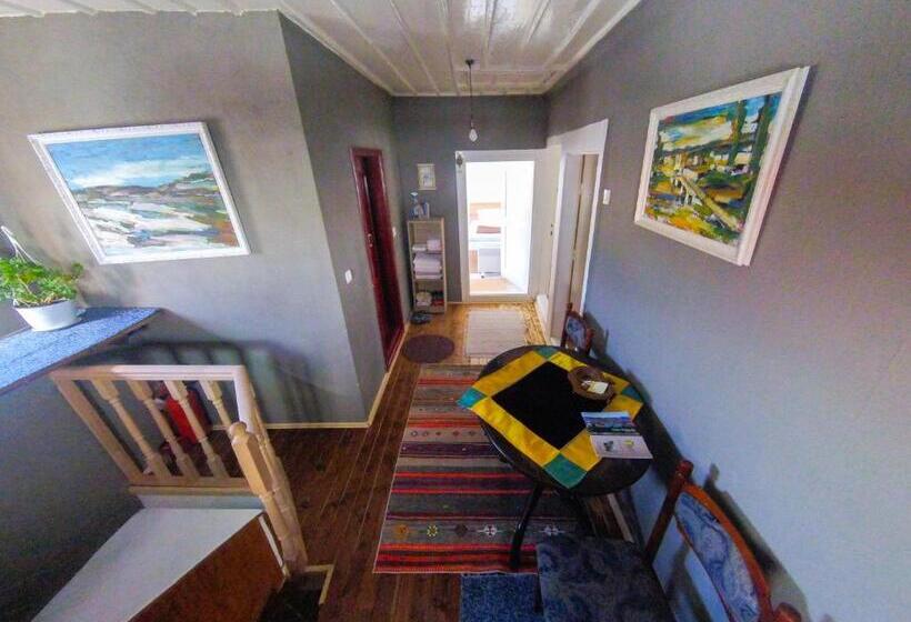 تختخواب در اتاق مشترک, Kulla Dula Guesthouse