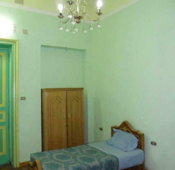 اتاق استاندارد یک تخته با سرویس بهداشتی مشترک, Berlin