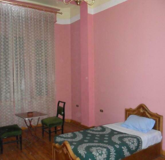 اتاق استاندارد یک تخته با سرویس بهداشتی مشترک, Berlin