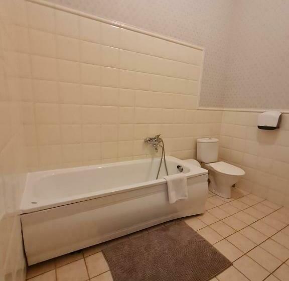 اتاق استاندارد سه نفره, Krimuldas Muiža