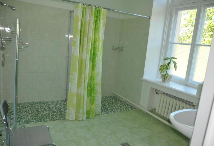 تختخواب در اتاق مشترک, Krimuldas Muiža