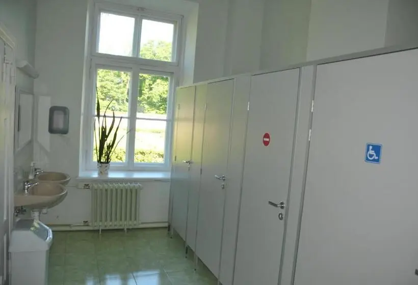 تختخواب در اتاق مشترک, Krimuldas Muiža