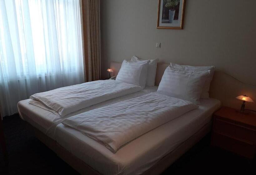 エコノミールーム, Grand Hotel Monopole