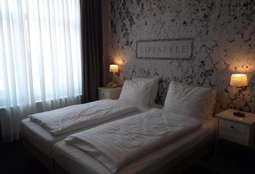 이코노미 룸, Grand Hotel Monopole