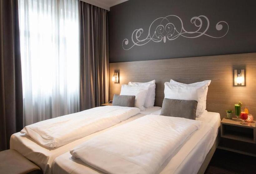 コンフォートルーム, Grand Hotel Monopole