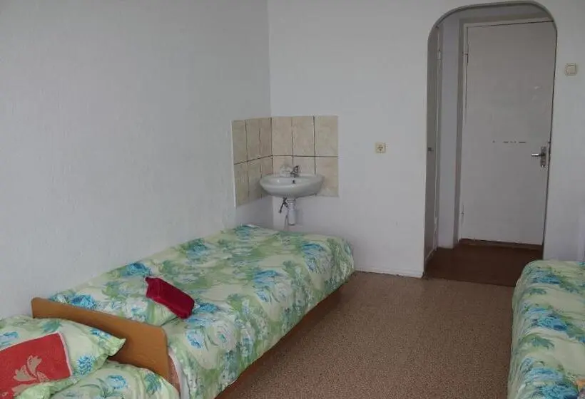 اتاق استاندارد سه نفره, Hostel Nele